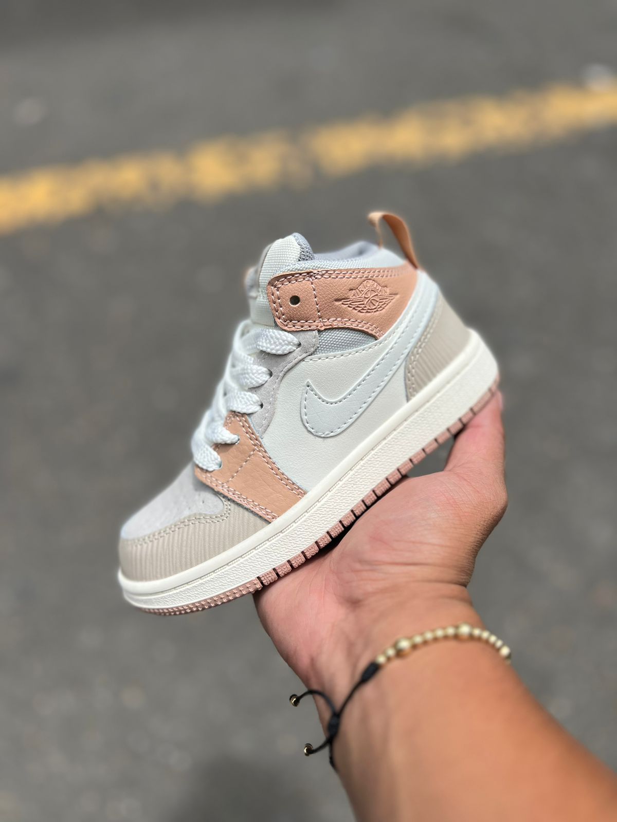 JORDAN AIR RETRO 1 - BEIGE / ROSADO
